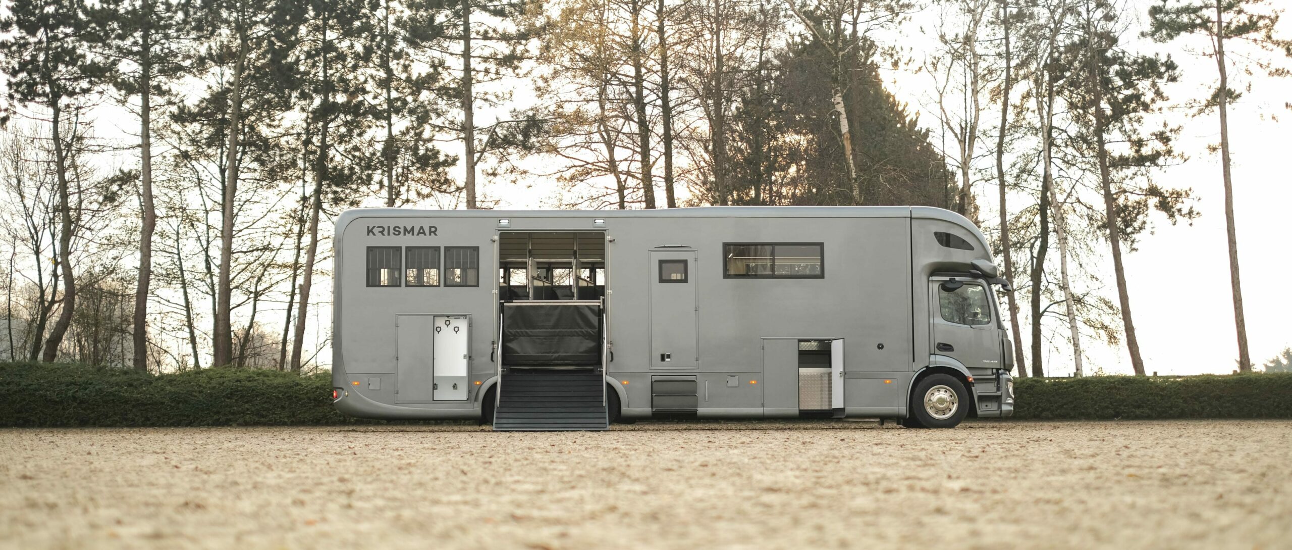 Krismar horsetruck paardenvrachtwagen in een grijze kleur