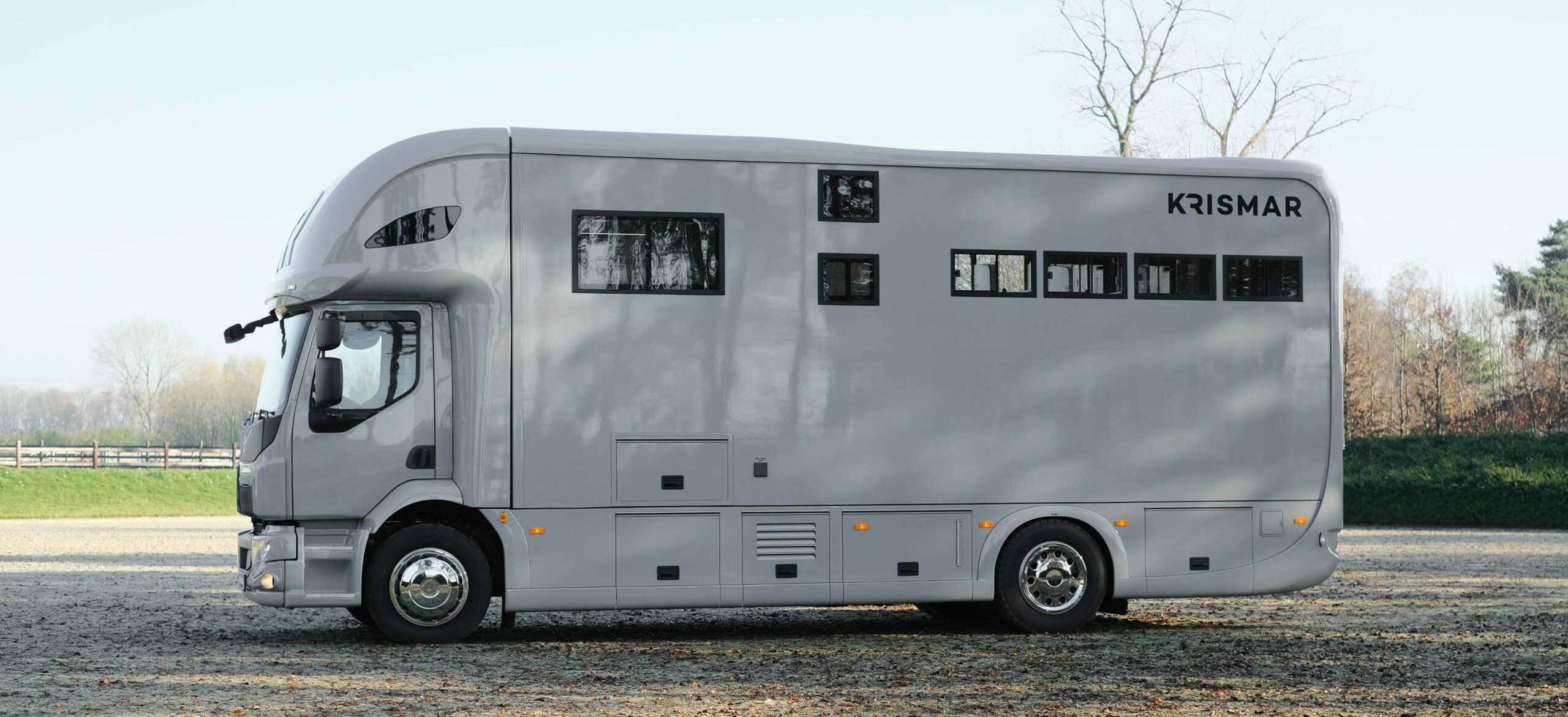 Krismar paardenvrachtwagen professional in een grijze kleur voor 4 paarden