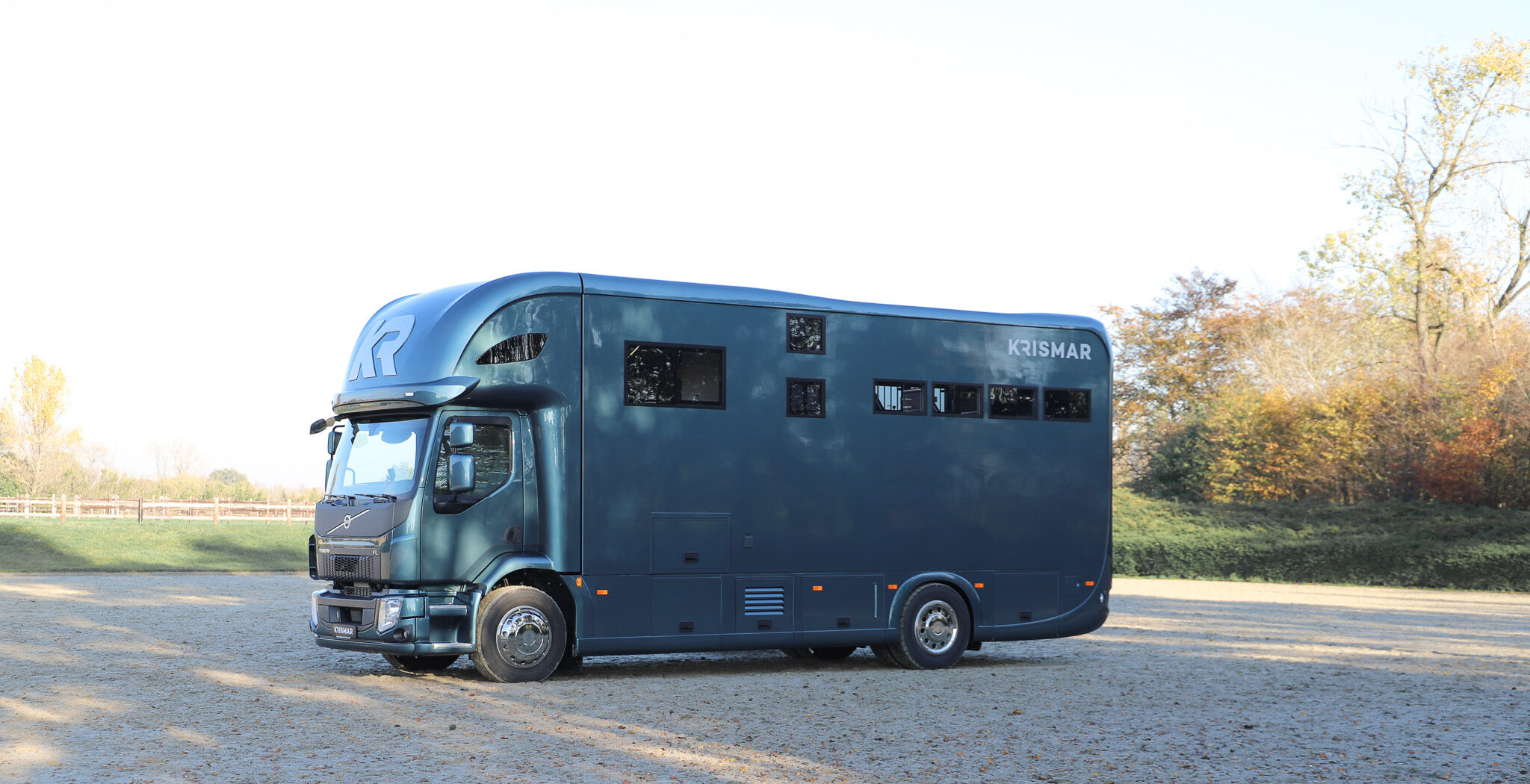 Een Krismar paardenvrachtwagen met ruimte voor 4 paarden in een mooie petrolgroene kleur