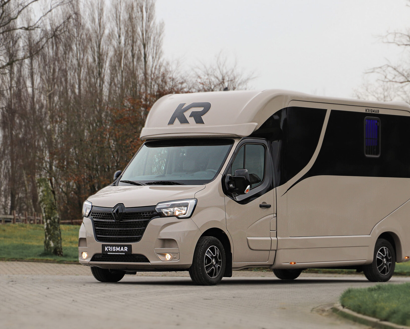 Side view of a gold Krismar 2-horse van with the unmistakable black optical Krismar line.